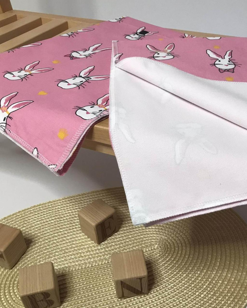 Пелюшка непромокаюча (водовідштовхуюча) Рожеві зайці бязь+мембрана поліестр Penetka 70x50 см